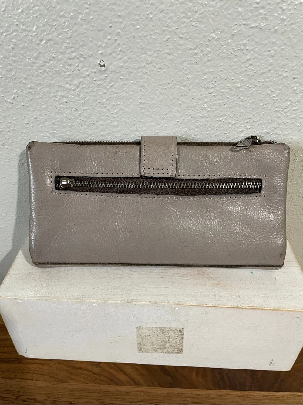 Patricia Nash Taupe Leather Wallet Turn Lock Magnetic Closure Organizer Card